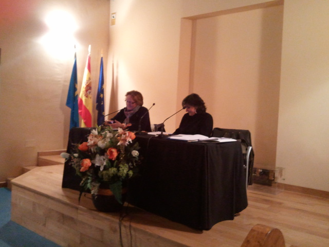 Presidenta y Secretaria en Asamblea