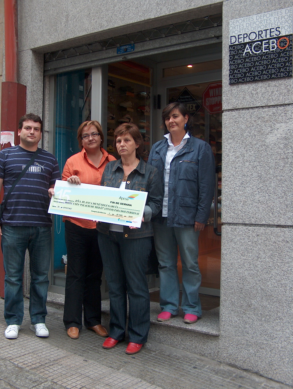 Momento de la entrega del premio de la Quincena de Comercio. De izquierda a derecha: Joaqun Fernndez (Deportes Acebo), Argentina Antn (Presidente APESA), Blanca Menndez (ganadora) y ngeles Snchez (Secretaria APESA).