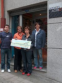 Momento de la entrega del premio de la Quincena de Comercio. De izquierda a derecha: Joaqun Fernndez (Deportes Acebo), Argentina Antn (Presidente APESA), Blanca Menndez (ganadora) y ngeles Snchez (Secretaria APESA).