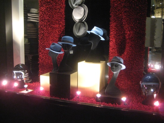 Escaparate de establecimiento de venta de sombreros