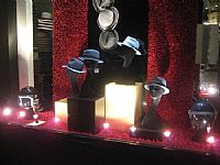 Escaparate de establecimiento de venta de sombreros