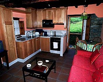 Vista interior de la sala de estar con cocina americana