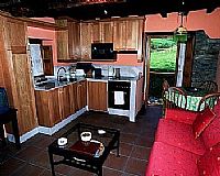 Vista interior de la sala de estar con cocina americana