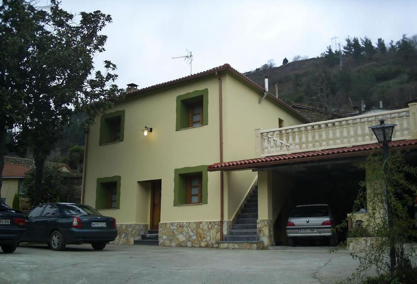 Vista exterior de la Casa y aparcamiento