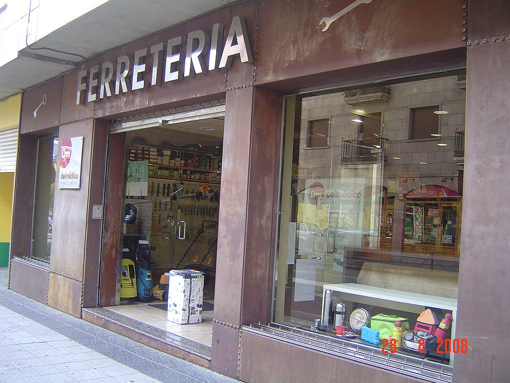 Imagen exterior del establecimiento de la C/ Uría, 32