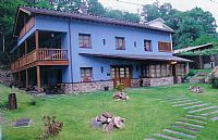 Vista exterior de La Casa Azul de Villaconejo y zona jard�n