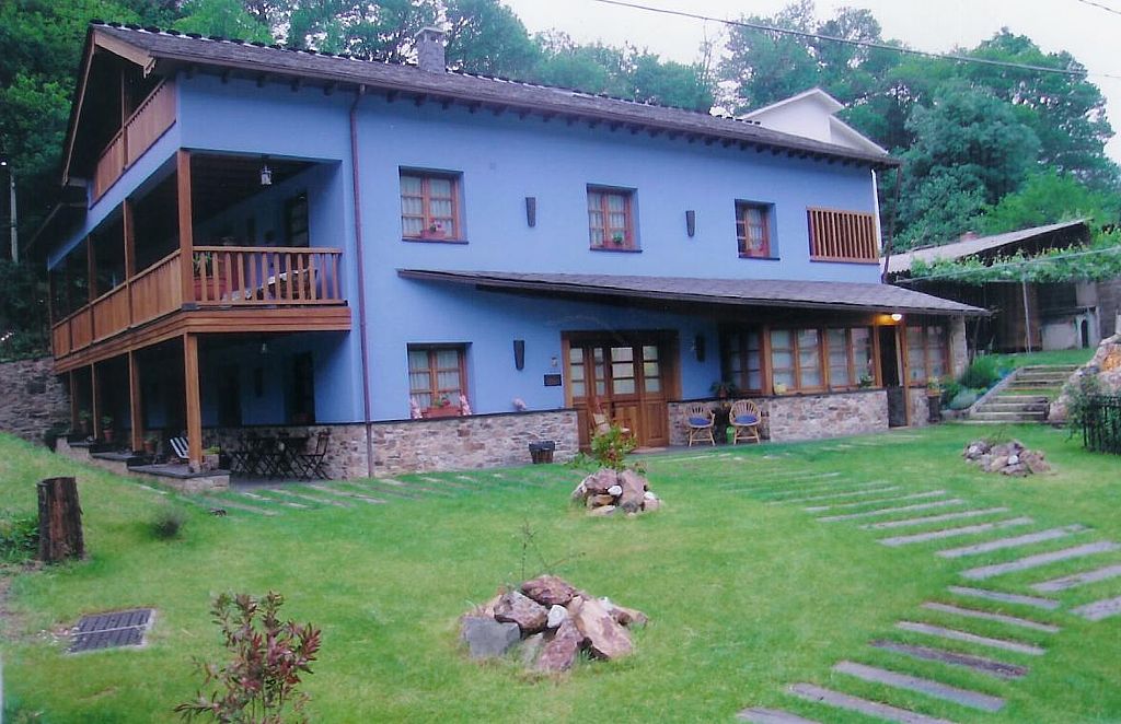 Vista exterior de La Casa Azul de Villaconejo y zona jard�n