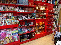 Exposici�n de productos: Revistas, comics, art�culos de regalo, mochilas, etc.