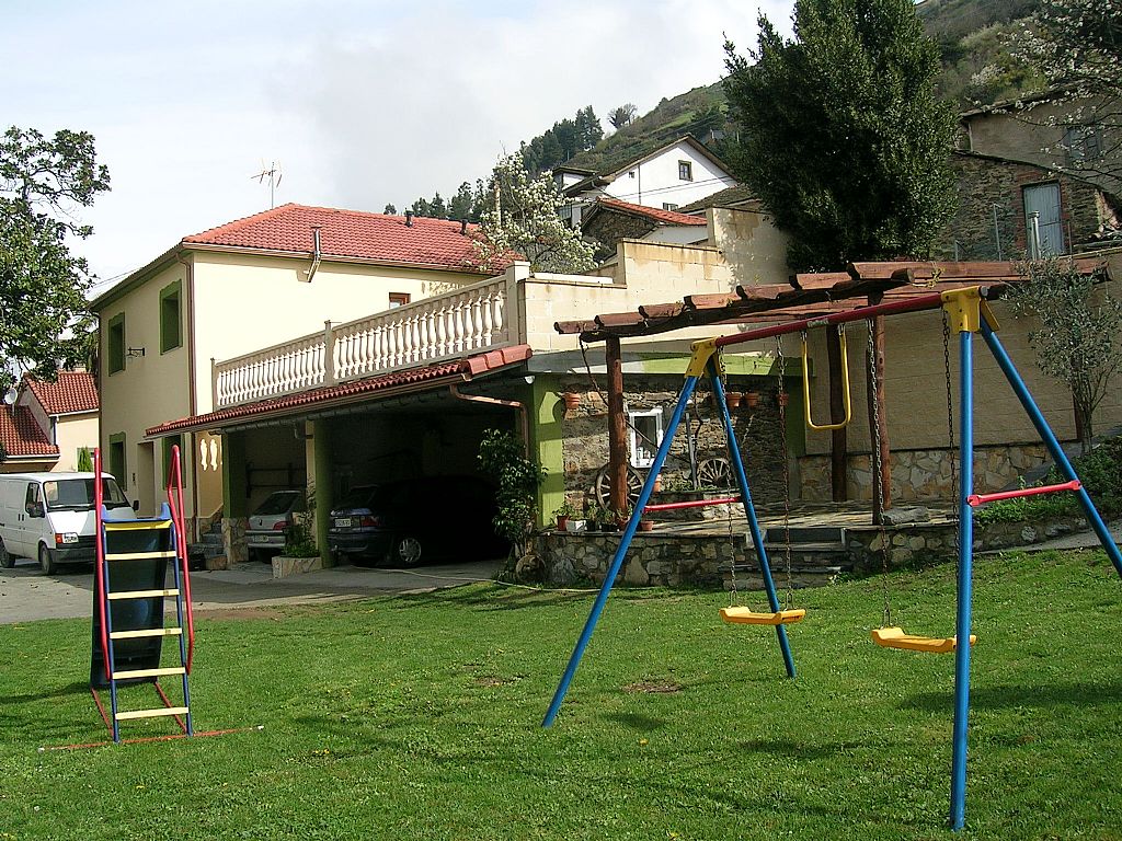 Vista exterior de la Casa y zon jardn con juegos infantiles