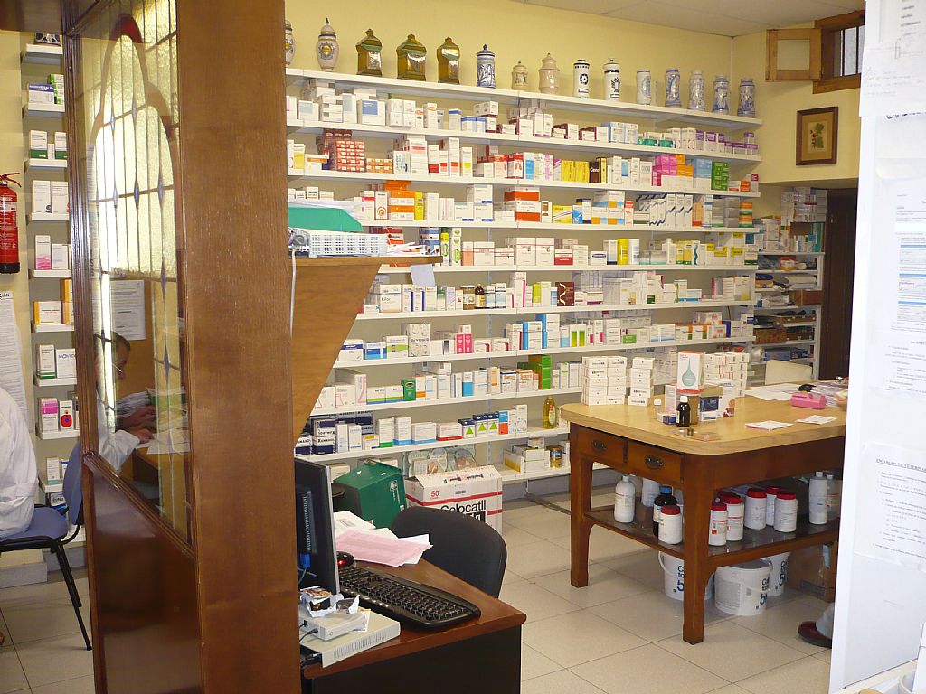 Vista interior dispensario de medicamentos y oficina de la farmacia