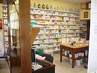 Vista interior dispensario de medicamentos y oficina de la farmacia