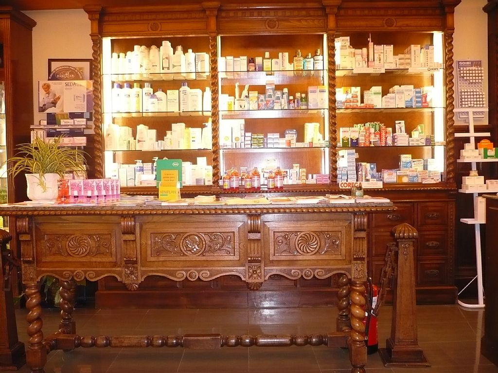 Zona atencin cliente y exposicin de productos de farmacia