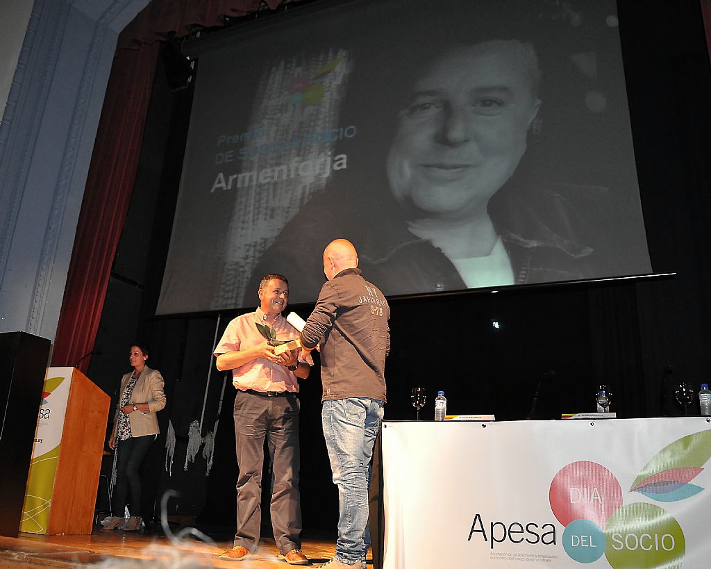 Jorge Arbas recogiendo el premio de manos de nuestro Presidente