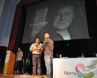 Jorge Arbas recogiendo el premio de manos de nuestro Presidente