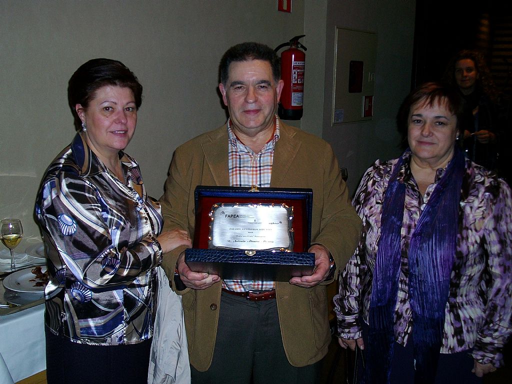 Antonio lvarez junto a sus hermanas