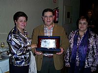Antonio lvarez junto a sus hermanas