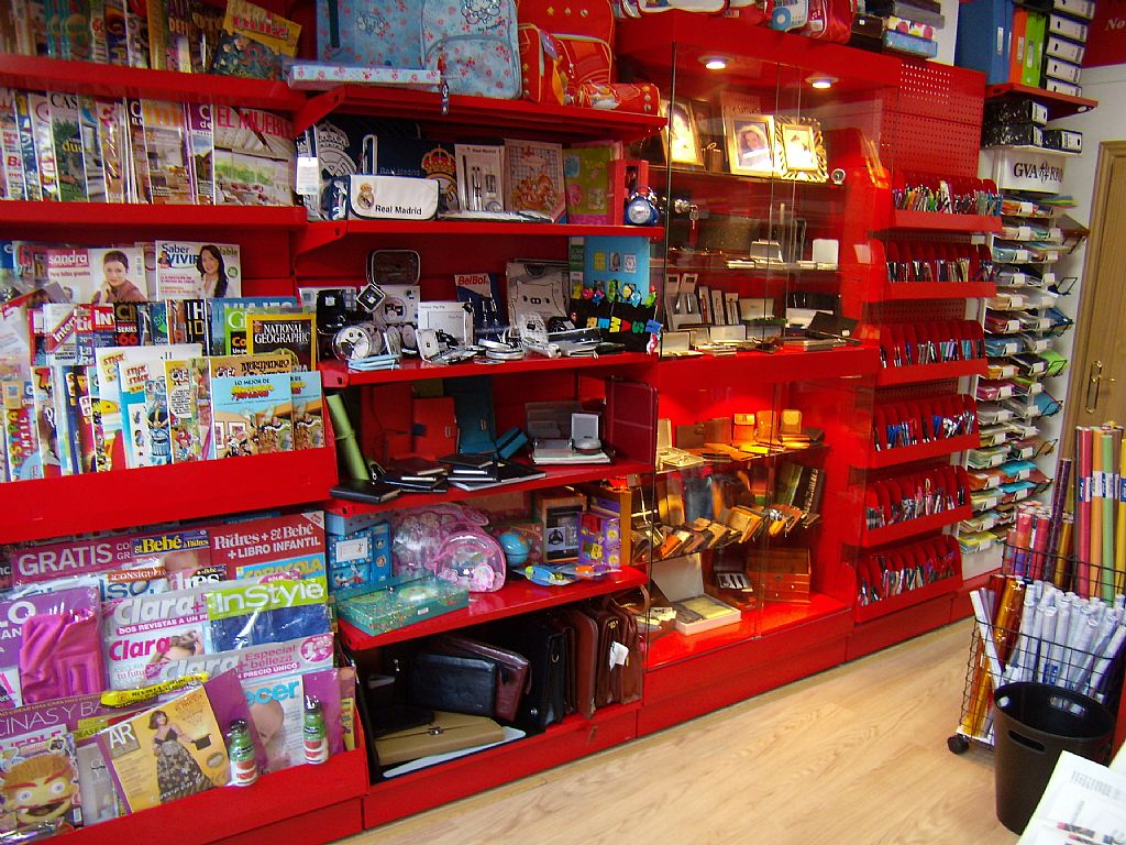 Exposicin de productos: Revistas, comics, artculos de regalo, mochilas, etc.
