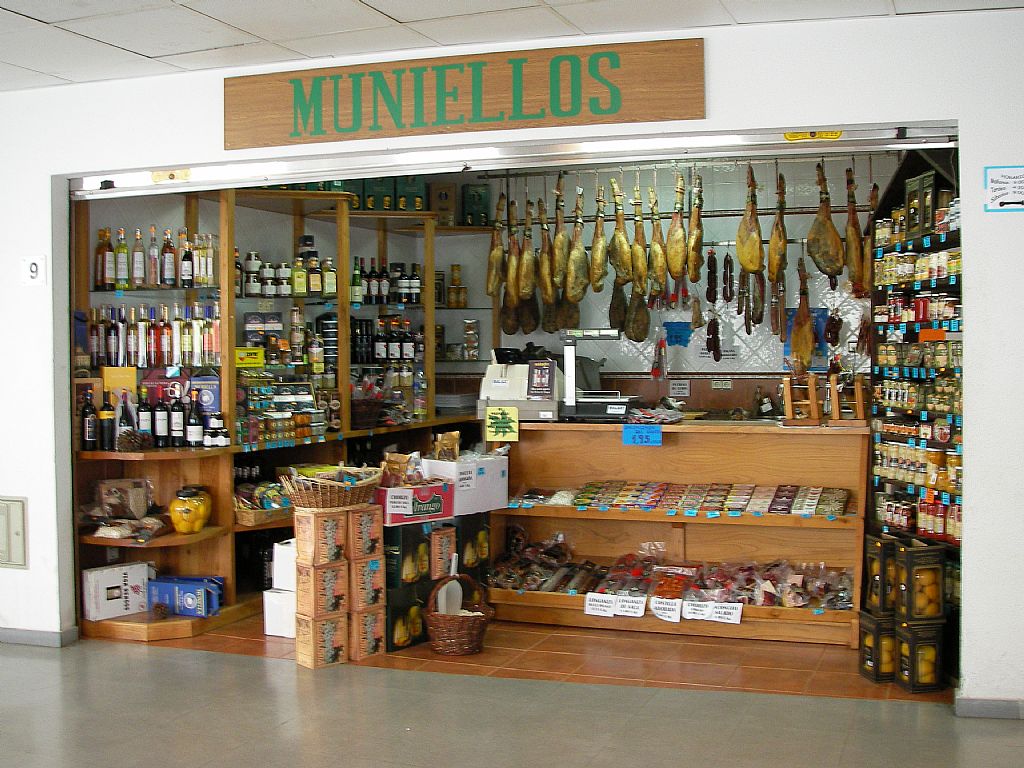 Exposicin de productos en Muniellos (Mercado de Abastos. C/ La Vega, 6)